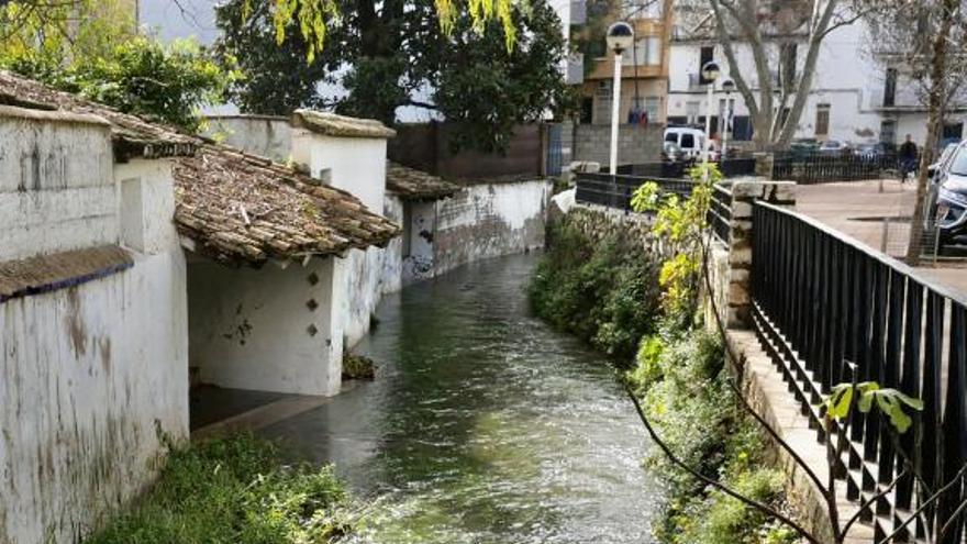  Río de los Santos y lavaderos en la calle Valencia. 