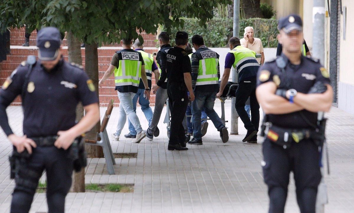 GRAFCVA5468  XATIVA  VALENCIA   11 06 2019 - Agentes de la Policia Nacional custodian el traslado del cadaver de la mujer de unos 36 anos  embarazada y de nacionalidad rumana  que ha aparecido esta tarde fallecida y al parecer podria haber sido degollada  EFE Natxo Frances