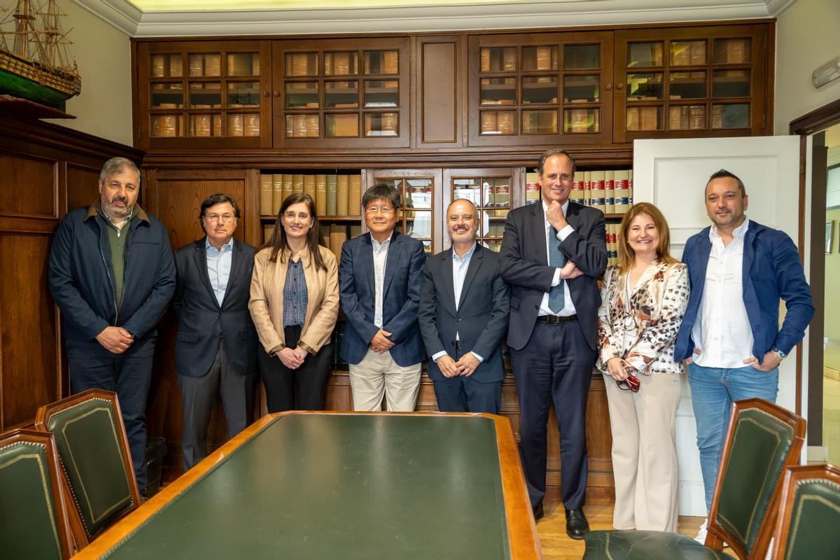 Regades, Botana, Ardao y Yong Wang Tao (Albo), esta mañana en el notario.