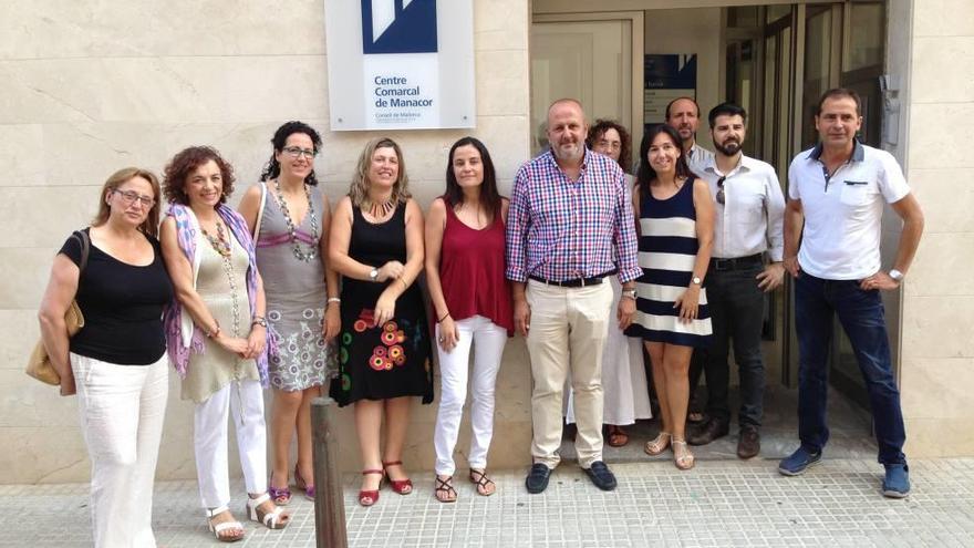 Ensenyat junto a los trabajadores del Consell en Manacor.