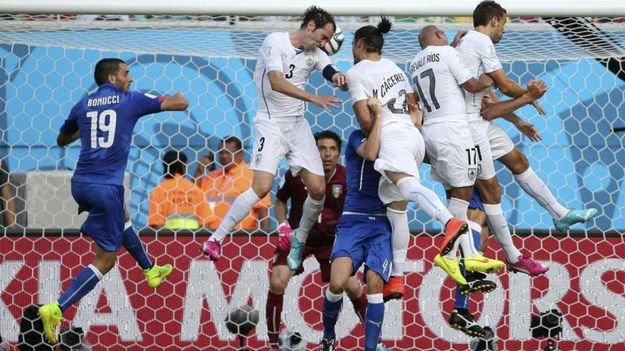 Momento en el que Diego Godín remata para conseguir el gol de la victoria ante Italia.