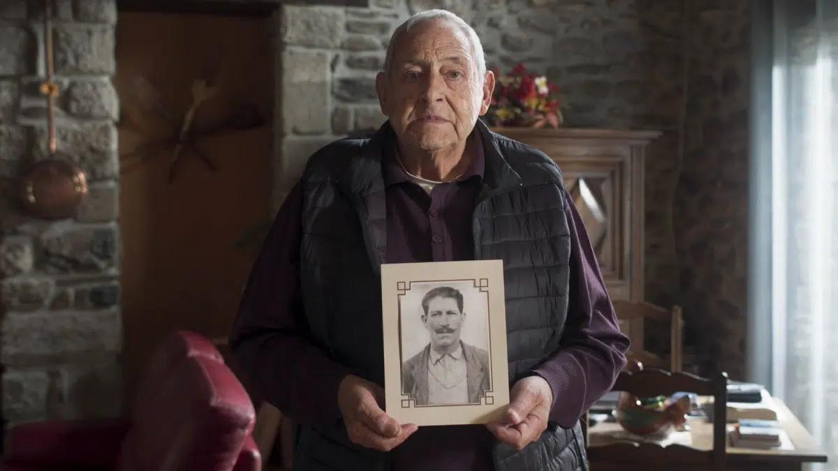 Henry Moner, qui té previst ser a Figueres, mostrant el retrat del seu pare, el figuerenc Enric Moner, qui va morir assassinat pels nazis i incinerat en secret a Praga.