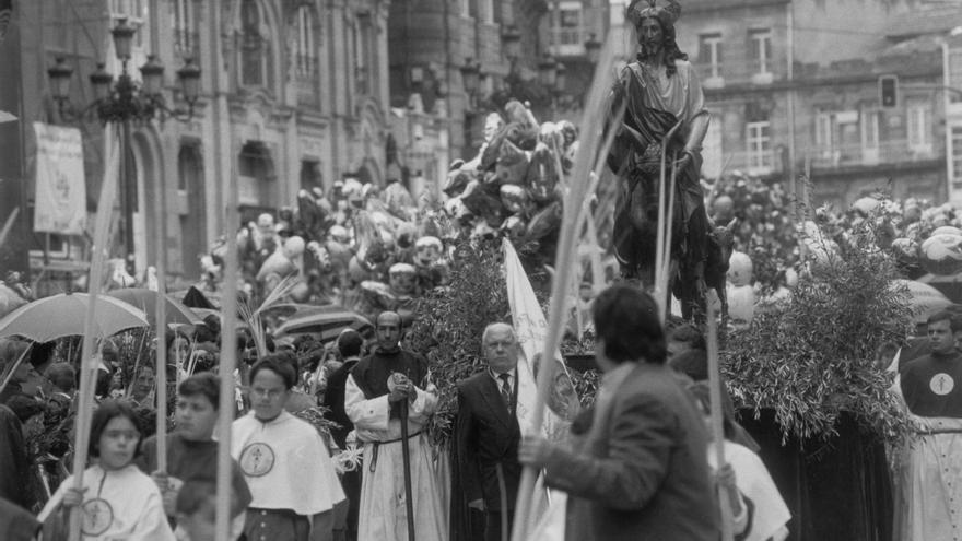 Laurel, olivo y palmas: la Borriquita recorre la historia de Vigo