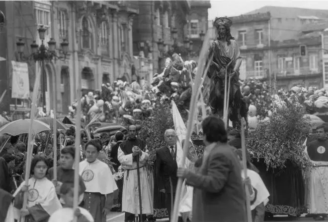 Laurel, olivo y palmas: la Borriquita recorre la historia de Vigo