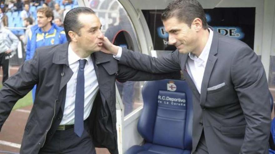 Oltra saluda a Velázquez, entrenador visitante, antes del partido. / v. echave