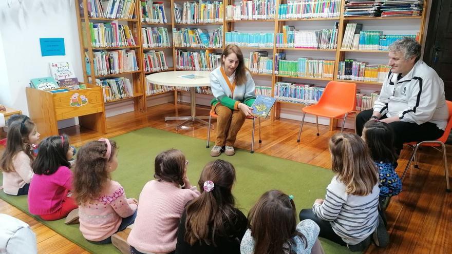 Los pequeños participantes escuchan con atención el cuento relatado por Tamames en el taller. | M. J. C.