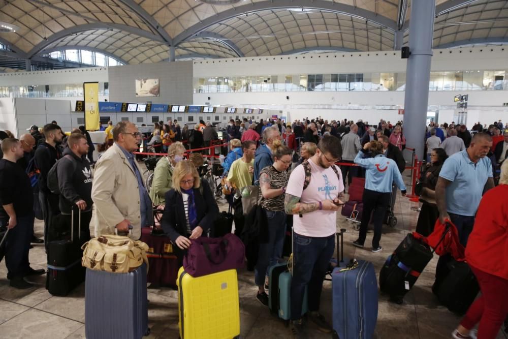 Los países de la UE aceleran la repatriación de sus turistas ante el avance del coronavirus