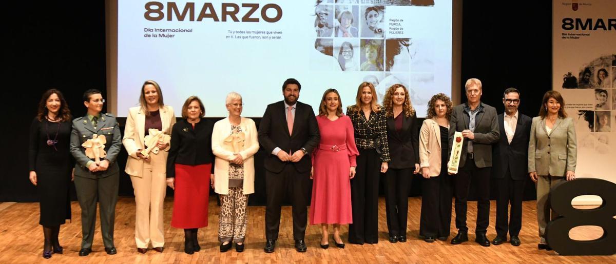 El presidente regional, Fernando López Miras, con las galardonadas en los Premios 8 de Marzo, ayer en el Auditorio Víctor Villegas.