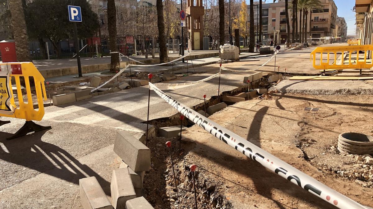 Estado de la plaza Botànic Calduch de Almassora durante los trabajos que se están acometiendo.