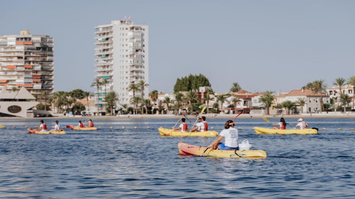 Más de 25 personas en piragua recogen residuos del mar en Santiago de la Ribera