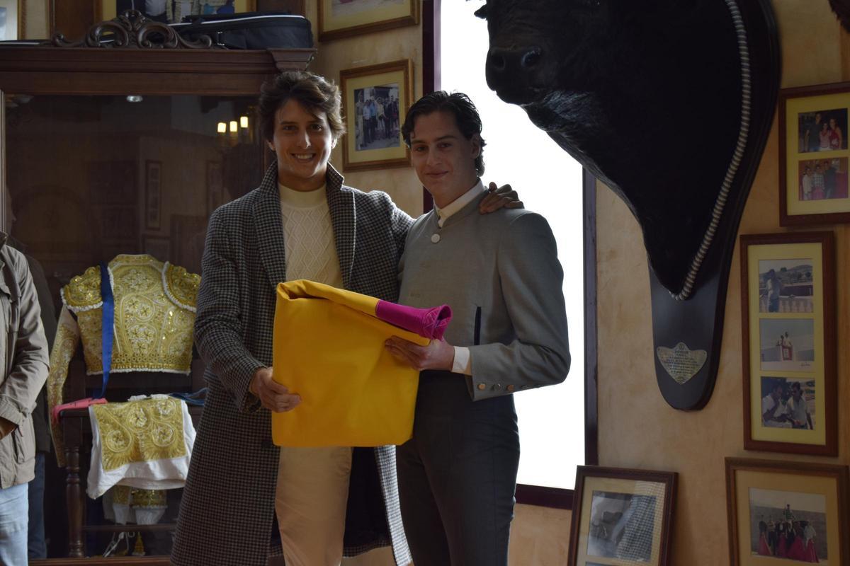 La convivencia entre Roca Rey y la Escuela Taurina de València, en imágenes