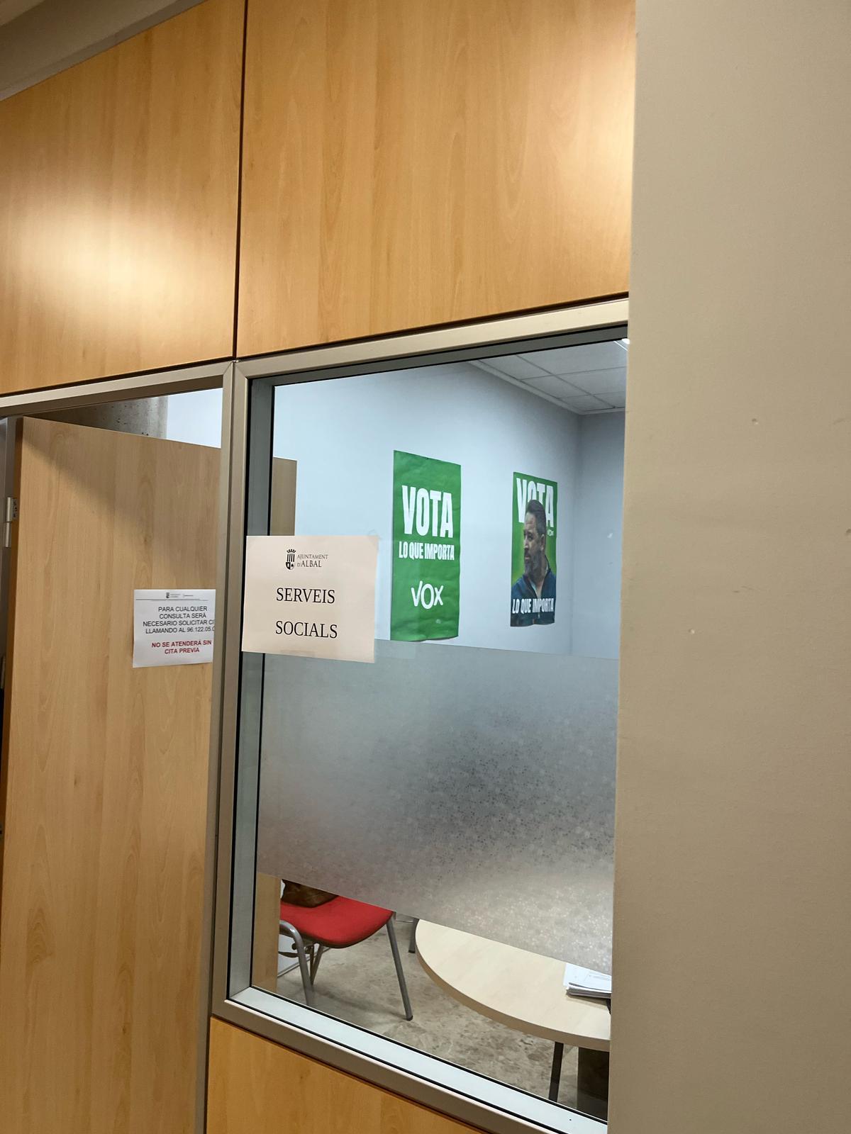 Carteles de Vox en un despacho de Servicios Sociales de Albal.