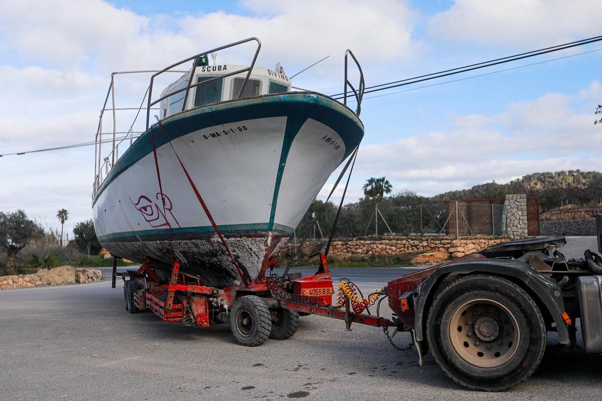 Retirada de barcos almacenados ilegalmente en Cala Tarida