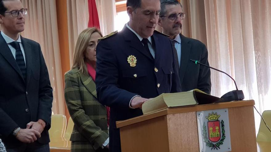 EL nuevo comisario de la Policía Local de Elda, Francisco Cazorla en la toma de posesión de su cargo