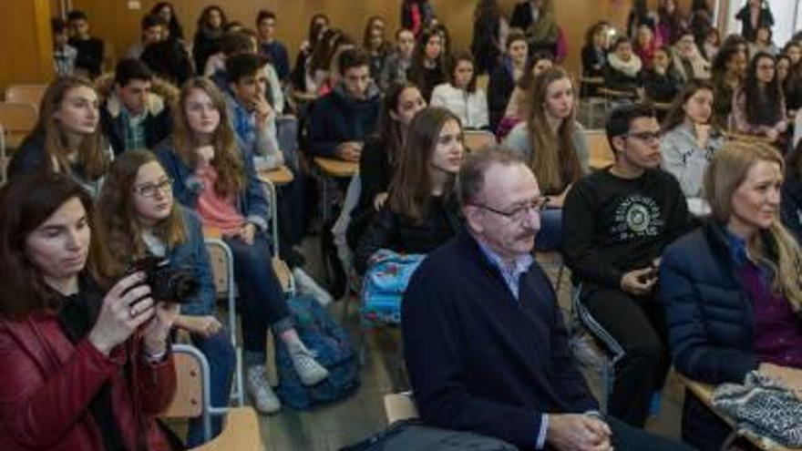 Un momento de la recepción ayer a la comitiva gala en el instituto de Torrellano.