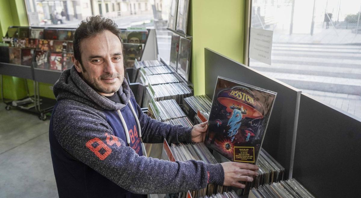 Jordi Márquez, a la seva botiga Posa’ldisc d’Igualada, que és l’única de la ciutat que ven vinils | MIREIA ARSO