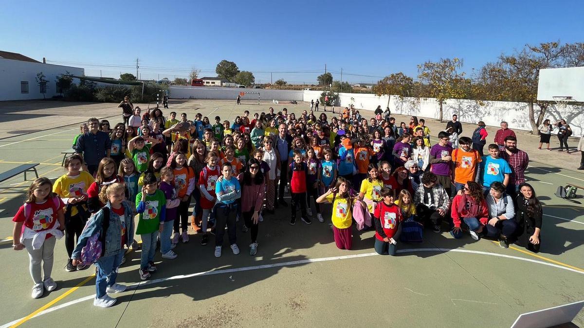 Un grupo de asistentes al encuentro en uno de los talleres realizado en el colegio de Dos Torres.