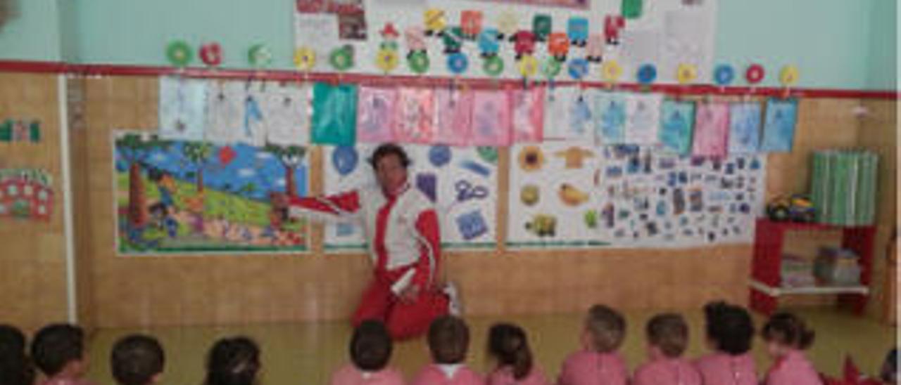 Una de las profesoras con un grupo de niños en un curso anterior.