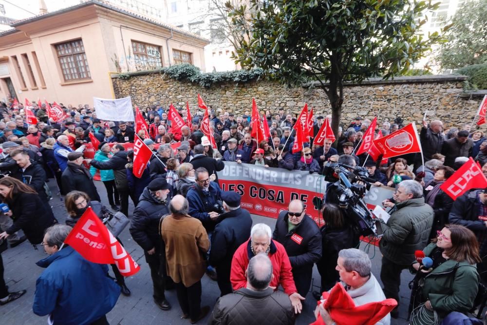 Manifestación de los jubilados frente a la sede de la Seguridad Social