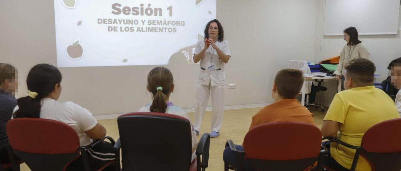 Asistentes a uno de los talleres del programa PInPO del Reina Sofía para prevenir y abordar la obesidad.