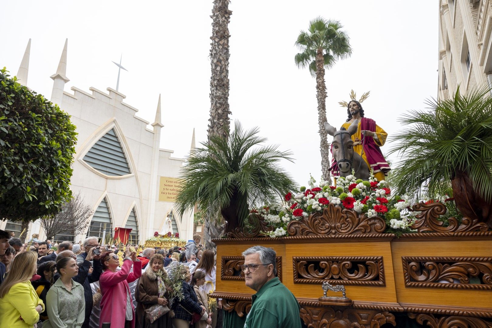 Bendición y procesión de Las Palmas en Torrevieja de Domingo de Ramos en la Semana Santa 2024