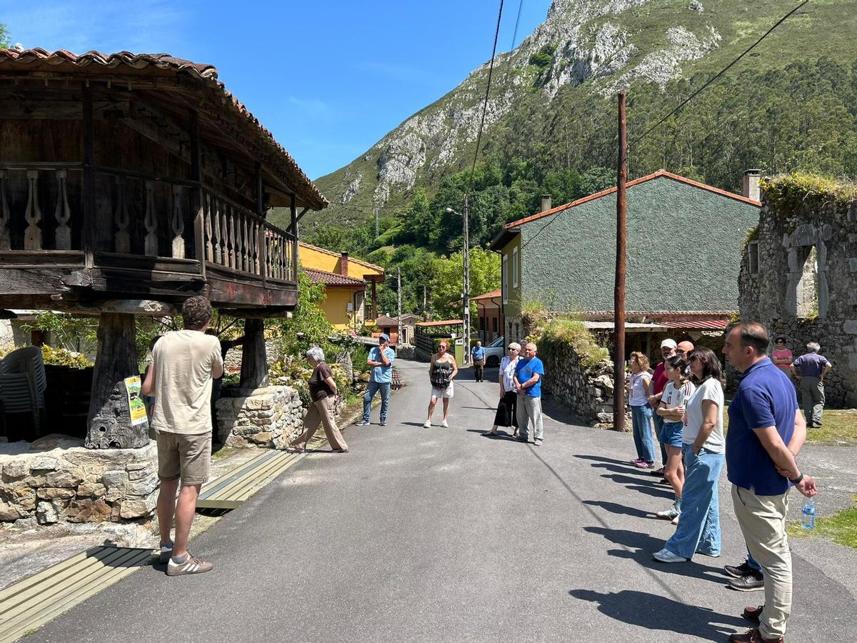 Ruta guiada por los hórreos de Santianes del Agua