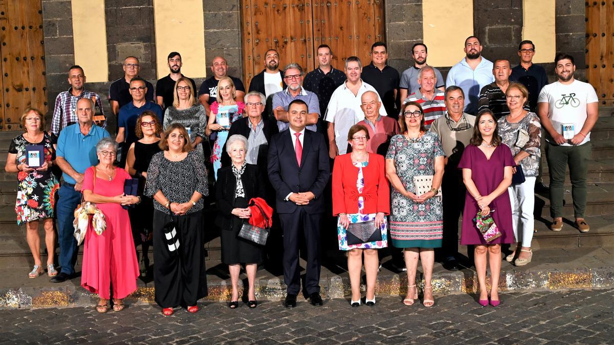 Una foto de familia de los homenajeados, junto a miembros de la Corporación.