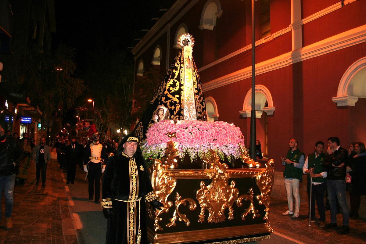 La Virgen de la Soledad, del Paso Negro, por la carrera secundaria camino de la arteria principal para procesionar el Domingo de Ramos.