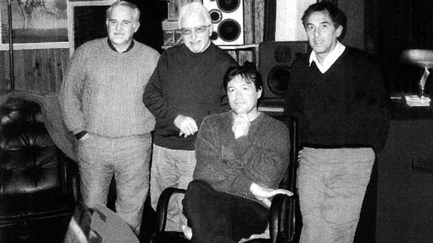 De pé, de esquerda a dereita, vemos a Enrique Capuano, Héctor Miranda e Sergio Arriagada. / harmonia