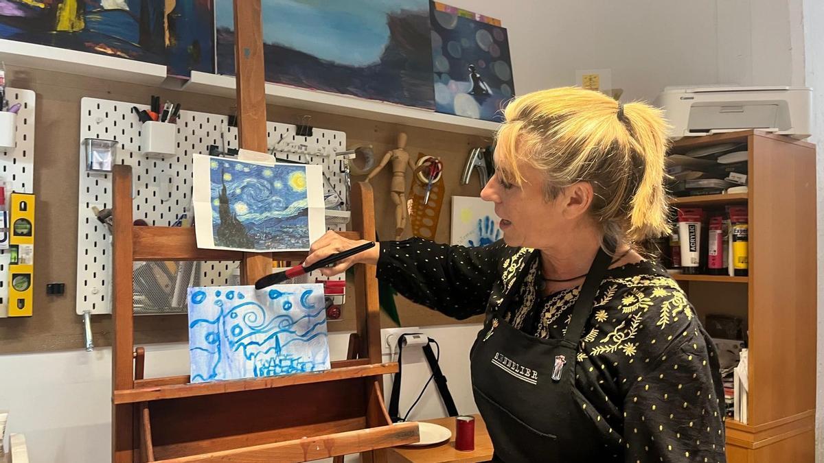 Diana, profesora y artista, enseñando la técnica de la aguada durante la sesión