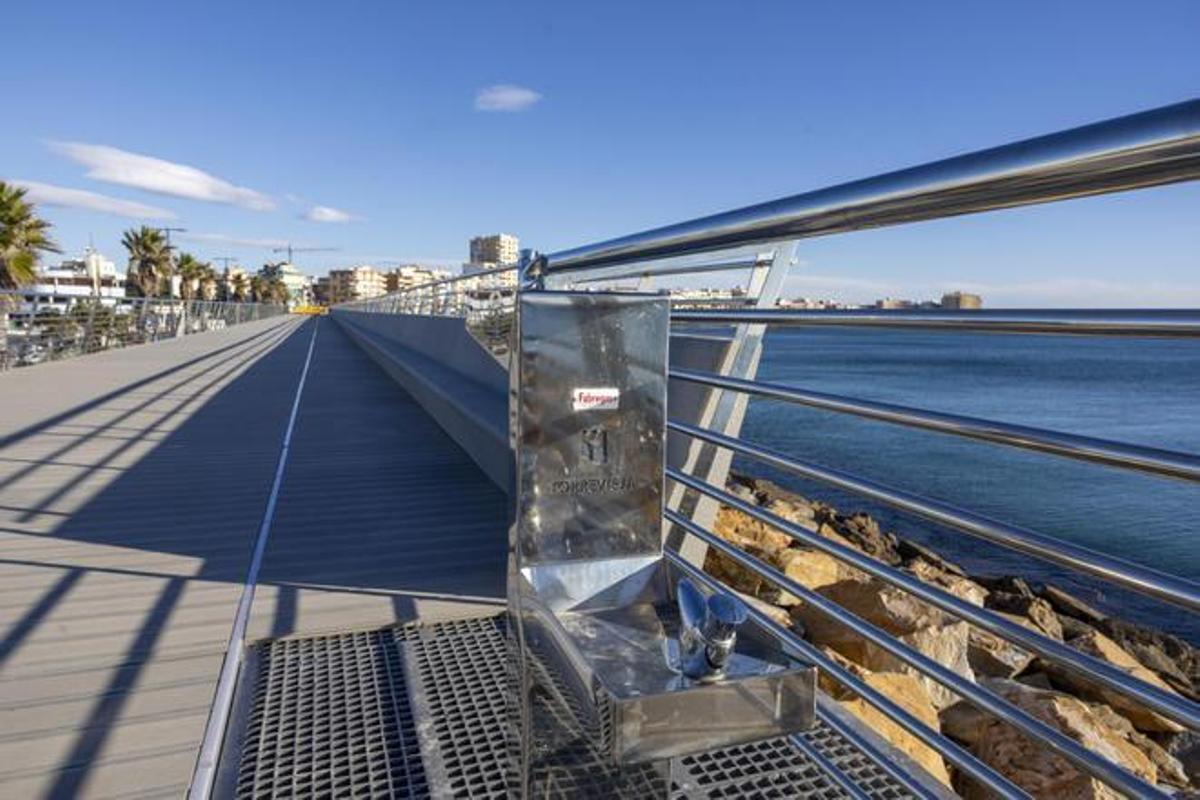 Aspecto de la remodelación del paseo del Dique de Levante de Torrevieja, con una de sus fuentes