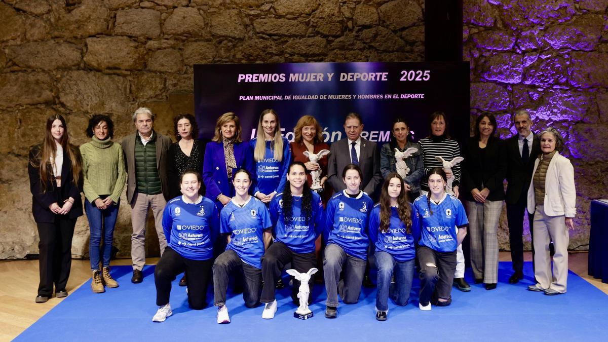 Las galardonadas junto a los integrantes del jurado y el Alcalde en la entrega de los premios.