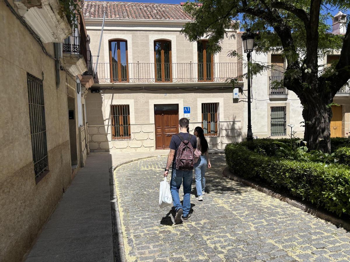 Turistas acceden a un apartamento ubicado en la plaza de Canterías.