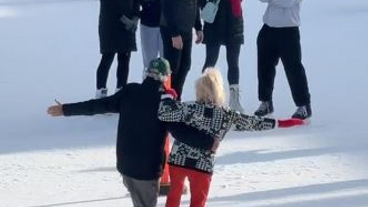 Pareja de ancianos bailando sobre la pista de hielo en Budapest