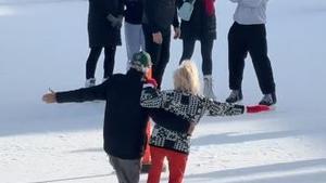 Pareja de ancianos bailando sobre la pista de hielo en Budapest