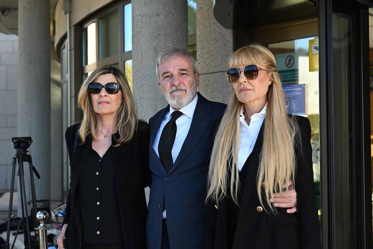 Los hermanos (de d a i) Cayetana, Fernando y Natalia Guillén Cuervo.