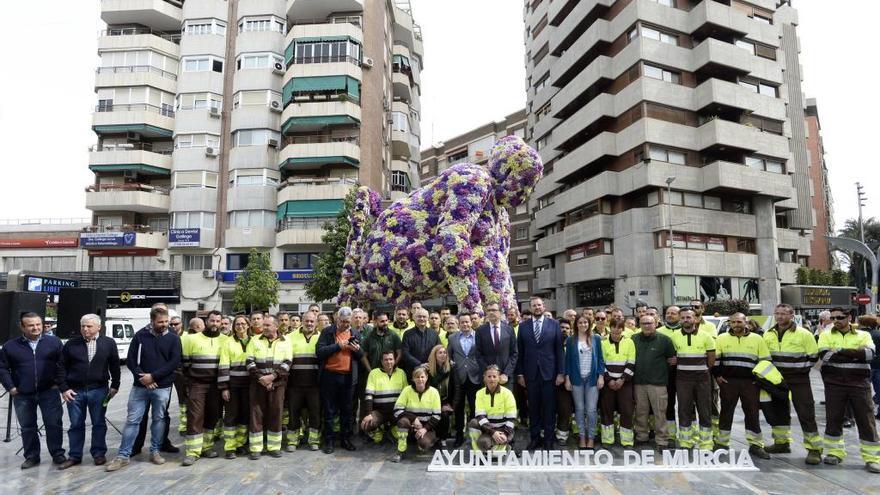 Momento de la inauguración del monumento floral.