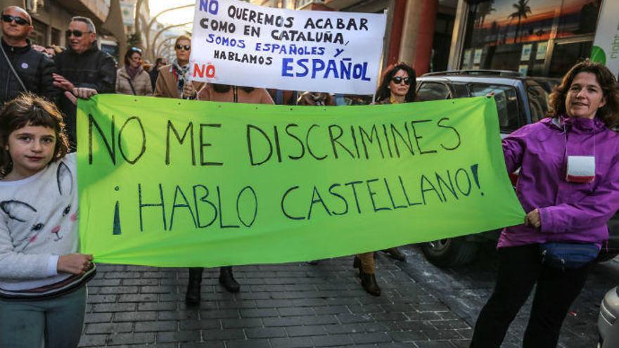 Manifestación contra el decreto del valenciano organizado por las AMPAS de Torrevieja