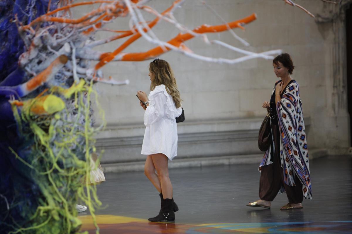Staunen in der Seehandelsbörse: So wirkt Katharina Grosses Kunst auf die Besucher