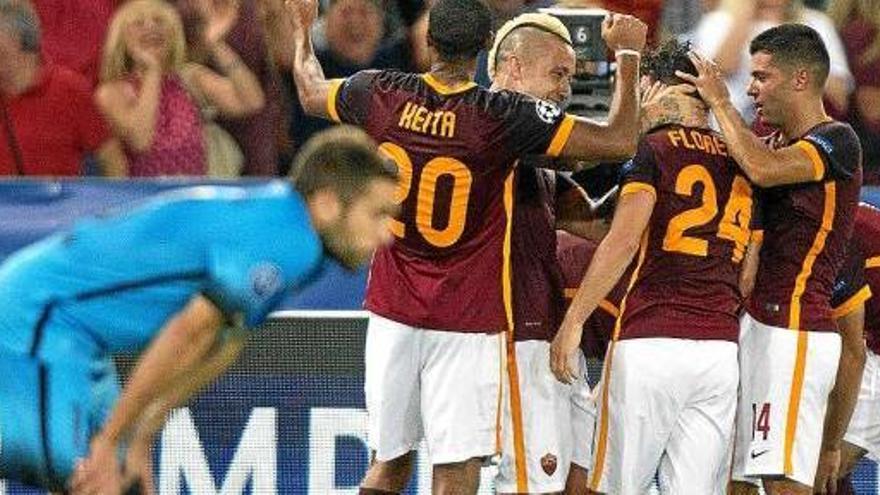 Jordi Alba, en primer terme, mentre els jugadors de la Roma celebren el gol de l&#039;empat de Florenzi