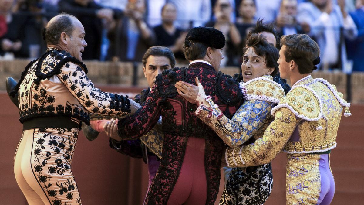 El diestro Roca Rey durante la decimotercera corrida de abono este jueves en la Plaza de Toros de La Maestranza de Sevilla.