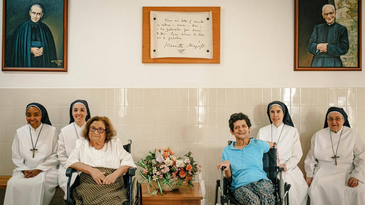 De izquierda a derecha, las hermanas Giselle, Sabina y Carmen, junto a la madre Silvia, posan con las usuarias Carmiña y María Ángeles en el Cottolengo de Santiago.