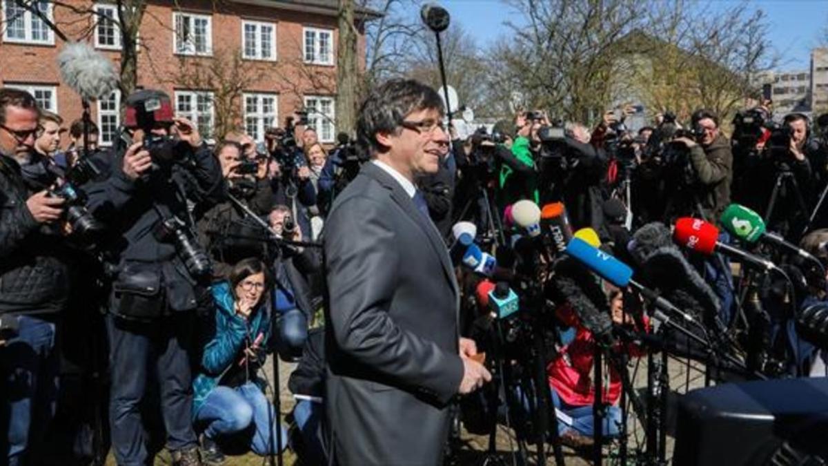 Puigdemont se dirige a los medios tras salir de la cárcel de Neumünster.