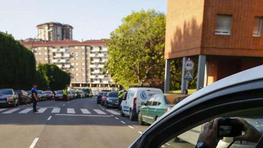 Un vehículo policial patrulla por la calle Sabino Álvarez Gendín.