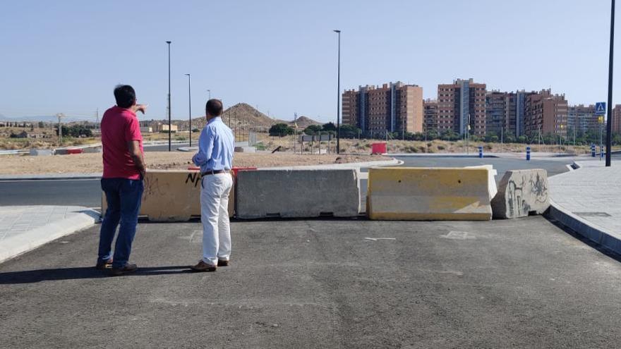 Un momento de la visita de Compromís al tramo de la Vía Parque cuya apertura reclaman