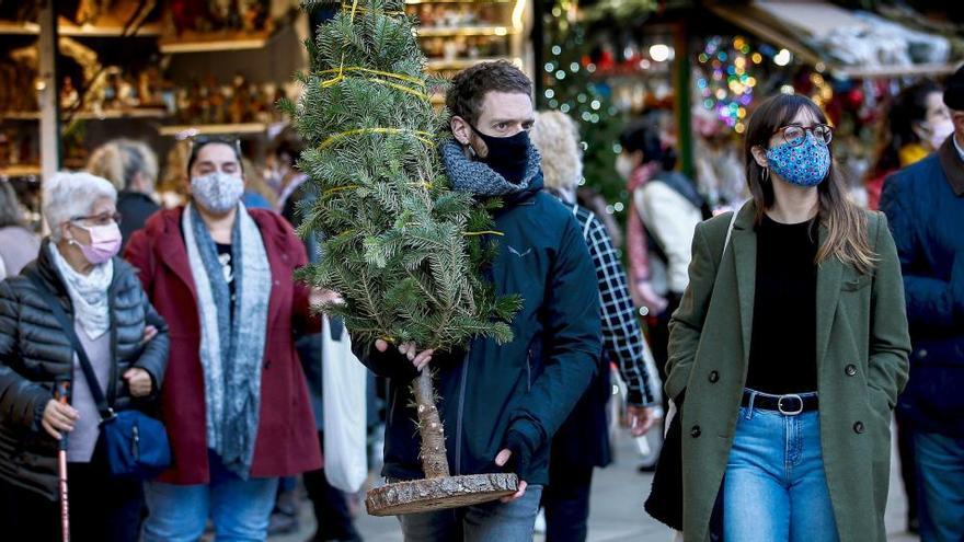 Varias personas en un marcado navideño en Barcelona.