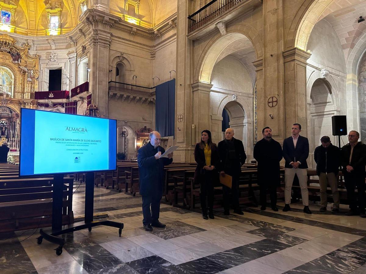 El rector de la basílica, Vicente Martínez, durante la presentación del proyecto en la basílica, este jueves.