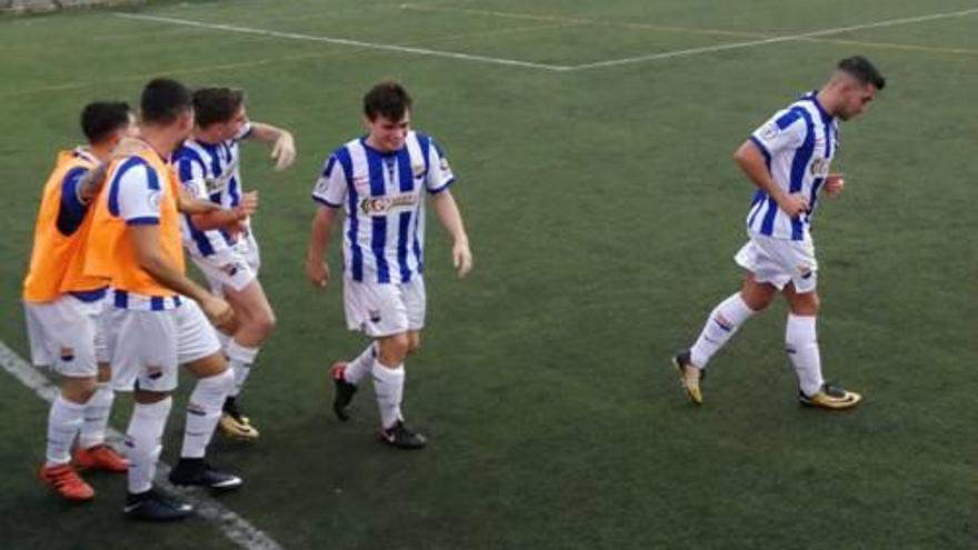 Els jugadors del Figueres celebren un gol.