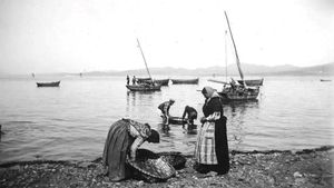Mujeres faenando en la ría de Pontevedra en una imagen histórica del fotógrafo Pacheco.