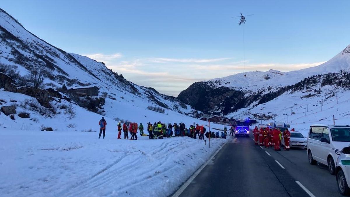 Servicios de emergencias en la zona en la que se produjo la avalancha.